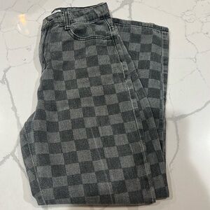 Gray & white checkered jeans. SIZE:SMALL